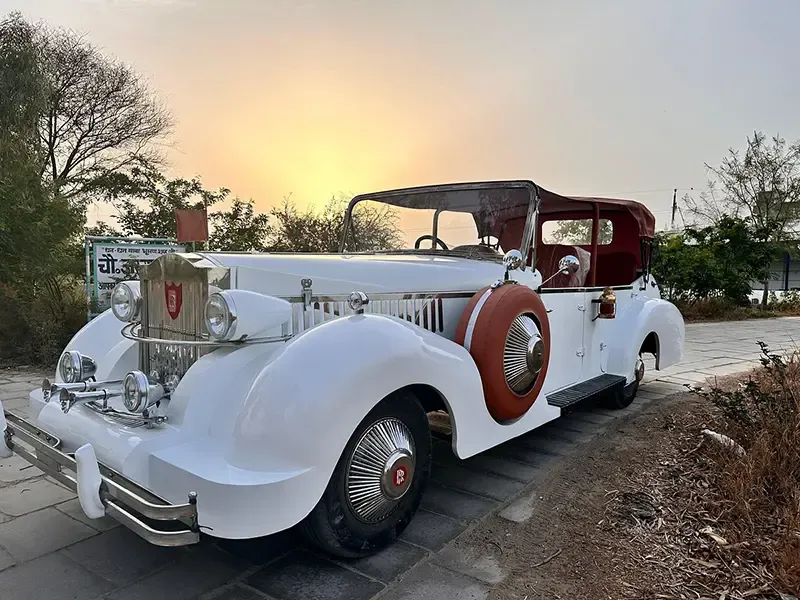 Royal vintage car and cocktails